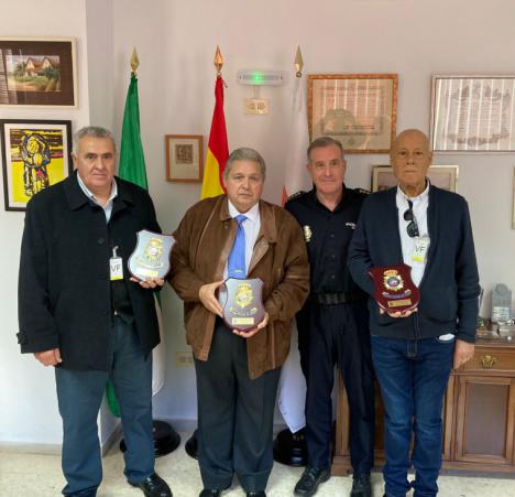 Entrega de metopas a afiliados jubilados de UFP por su dedicación a la Policía Nacional en Almería