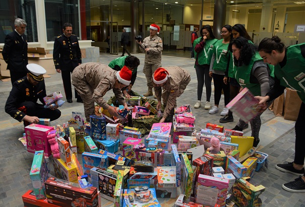 La Armada entrega juguetes al Ayuntamiento de Cartagena como contribución a la campaña navideña “Juguetea”