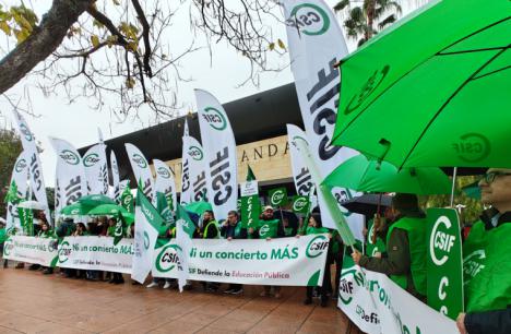 CSIF se moviliza en Sevilla para alertar de la “amenaza que se cierne sobre la enseñanza pública” por el impulso de la Junta a los conciertos educativos