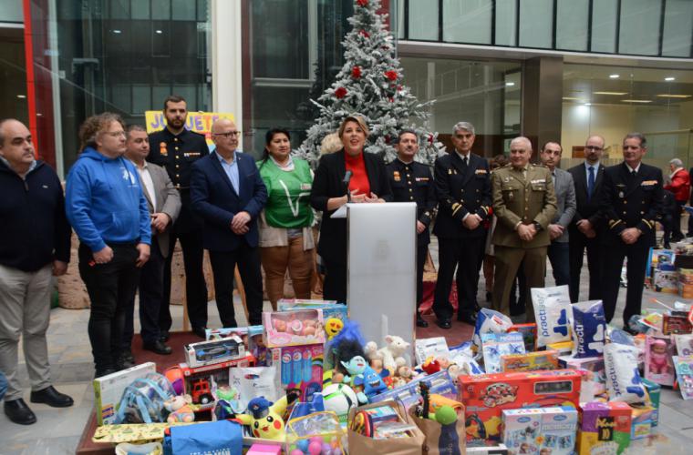 La Armada entrega juguetes al Ayuntamiento de Cartagena como contribución a la campaña navideña “Juguetea”