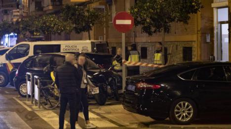Impactante tragedia en Valencia: una mujer es asesinada con arma blanca y su hija cae desde un segundo piso