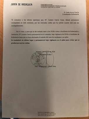 Un miembro del Comite de Empresa entregó en mano a la Secretaria de la Delegación de Igualdad de Almería el documento que acredita el trato de favor de la directora a la madre de una funcionaria en perjuicio del resto de residentes