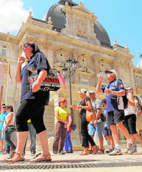 Carmina Fernández: “El Gobierno regional deja sin ayudas a cerca del 95 por ciento del sector turístico y hostelero”