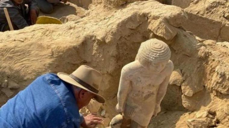 Un equipo de arqueólogos descubre una momia con 4.300 años de antigüedad cubierta de oro
