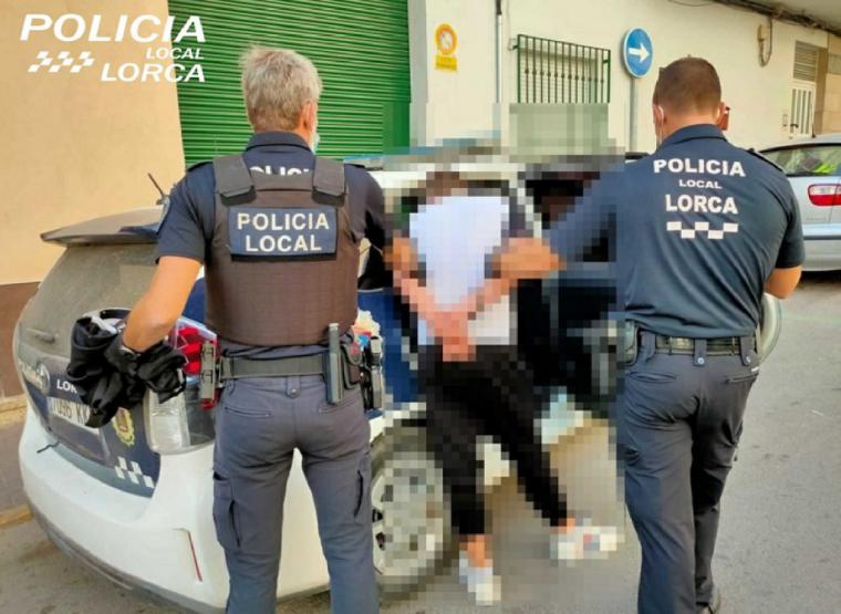 La Policía Local de Lorca detiene a un joven que fue sorprendido mientras intentaba robar en el interior de un vehículo