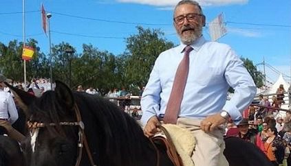 El alcalde de Albox a caballo por la ciudad