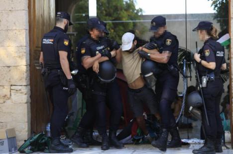 Policía Nacional desaloja brutalmente a estudiantes en la Universidad de Sevilla