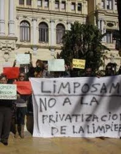Protestas por la situación laboral en LIMPOSAM frente al ayuntamiento de Málaga.
