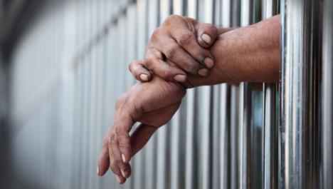 Funcionarios de la cárcel de Picassent le salvan la vida a un preso que prendió fuego a su celda