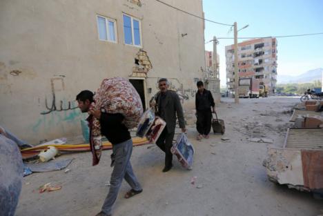 Más de 300 los muertos por el terremoto en la frontera entre Irán e Irak