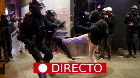 Los vándalos vuelven a hacer de las suyas en Cataluña con destrozos, saqueos de tiendas y el intento de prender fuego a la Bolsa de Barcelona