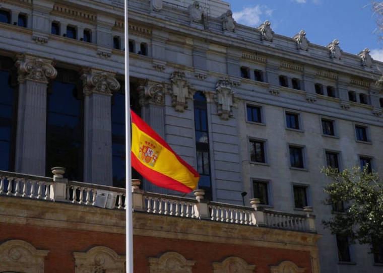 El PP de Lorca sigue las consignas de Casado y propone que las banderas ondeen a media asta en los edificios municipales como señal de solidaridad y luto por los fallecidos a causa del coronavirus