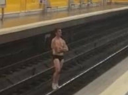 Un hombre se quita la ropa y se coloca en medio de las vías del Metro de Madrid
