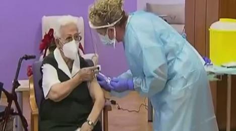 Una residente de 96 años de un centro de mayores de Guadalajara, la primera en vacunarse en España contra la covid-19
