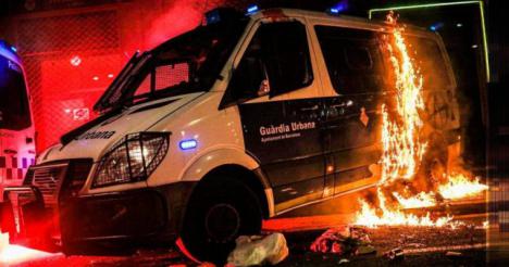 Noche de terror en Barcelona, los manifestantes prenden fuego a un vehículo de la policía con agentes dentro