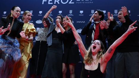 'Casa en llamas' arrasa en los Premios Feroz y se convierte en la comedia más taquillera de Cataluña. Qué la hace tan especial
