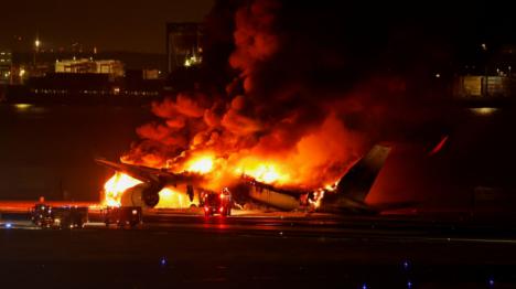 Tragedia aerea: 5 muertos tras choque de aviones en Tokio