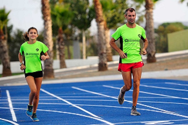 La nueva pista de atletismo de Puerto Lumbreras ya alberga entrenamientos de calidad de atletas locales