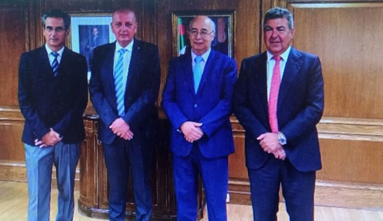 El embajador de Argelia en España, Toufik Milat, ha recibido esta mañana al
equipo de Plysa, liderado por Carlos Bertomeu, presidente de Air Nostrum y máximo accionista
de la compañía de extinción de incendios.