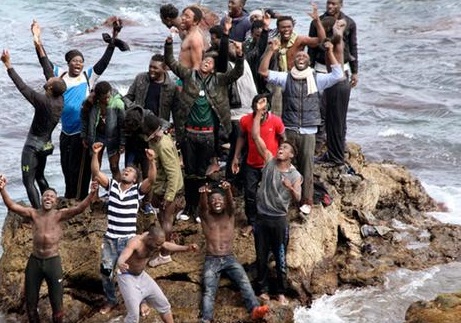 Marruecos hace la vista gorda ante la avalancha de inmigrantes marroquíes entrando a nado ayer en Ceuta y el gobierno español moviliza al ejército