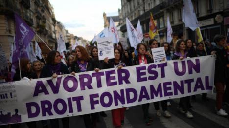 Grupos antiaborto enfurecidos mientras Francia avanza hacia la protección constitucional del aborto