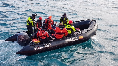 Evacuación médica de una de las investigadoras a bordo del Buque de Investigación Oceanográfica “Hespérides”