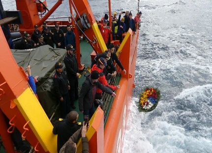 El BIO “Hespérides” realiza un acto de homenaje a los fallecidos en el accidente aéreo del Hércules C-130 de la Fuerza Aérea de Chile