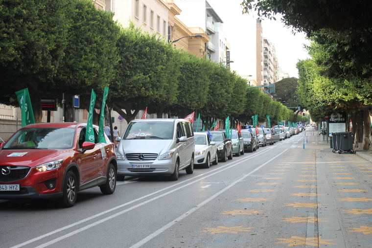 Una caravana reivindicativa recorre Almería para exigir más recursos en Educación para un curso seguro