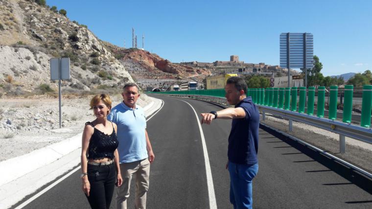 Fulgencio Gil destaca la “especial utilidad” del nuevo vial asfaltado de acceso al castillo desde el barrio de San José, que ya está abierto al tráfico rodado