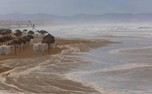 Lluvias torrenciales de hasta 180-200 litros por metro cuadrado, temporal marítimo con y olas de hasta cuatro metros y rachas de viento superiores a los 70 kilómetros por hora