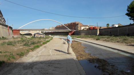  10 días después de las lluvias el tramo urbano del río sigue sin limpiar y los arrastres se acumulan bajo el puente de San Diego; el PP exige que se solucione ya 
 