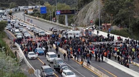 La policía francesa desaloja de su territorio a los delincuentes catalanes que han tomado la frontera dejando atrapadas a miles de personas