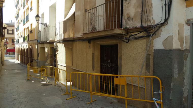 El 'nulo mantenimiento' de Lorca indigna a los vecinos de todo el municipio: calles sucias, acordonadas y repletas de vallas, y carreteras invadidas por la maleza