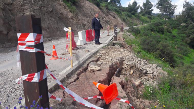 El PP alerta que la carretera de subida al castillo de Lorca presenta un peligroso deslizamiento que se está agravando por la temeraria obstrucción de la cuneta