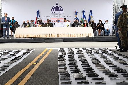 El presidente de República Dominicana, Luis Abinader, preside la destrucción de casi un millar de armas