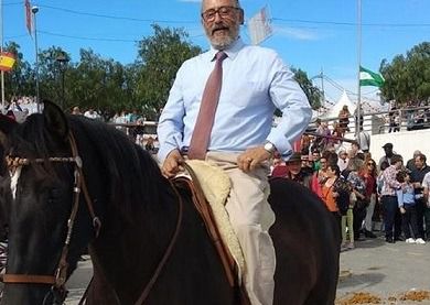 El alcalde de Albox a caballo 