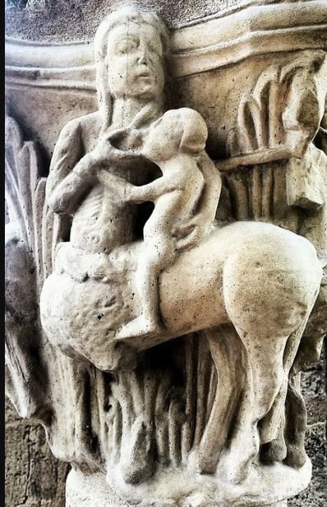 Centáuride amamantando a un humano. Castillo de Frías, Burgos, siglo XII.