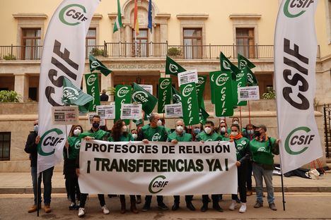 CSIF se concentra para exigir las transferencias a la Junta de Andalucía de los 227 maestros de Religión de la provincia