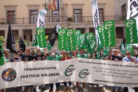  Más de un centenar de empleadas y empleados públicos protestan por su pérdida de poder adquisitivo y planean una gran manifestación el 22 de junio en Sevilla