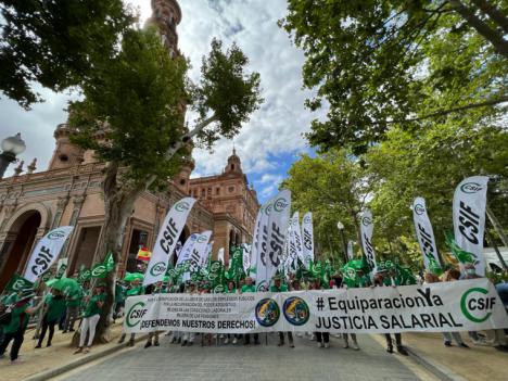  Cientos de personas de todas las provincias reivindican ante la Delegación del Gobierno de España en Andalucía que se dignifique el trabajo de este colectivo para que pueda prestar unos servicios públicos de calidad a la ciudadanía