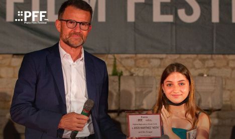 Ainhoa Gràcia, protagonista del corto, recogiendo el premio a Mejor Director en el Castillo del Emperador.