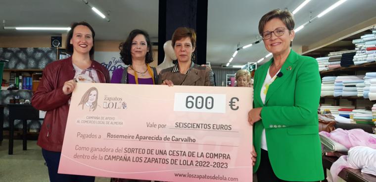 Adriana Valverde hace entrega del cheque de 600 euros de ‘Los Zapatos de Lola’ a la ganadora de la última edición