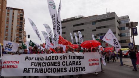 Medio millar de funcionarios de Justicia recorren Almería para reclamar una subida salarial acorde con sus funciones