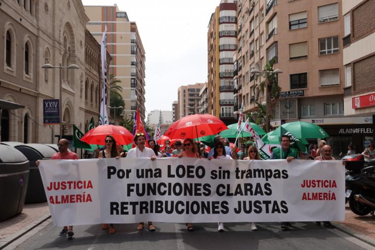 Funcionarios de Justicia se vuelven a manifestar en Almería para reclamar una subida salarial acorde con sus funciones