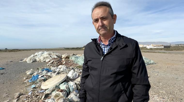 El PSOE de Almería exige la limpieza urgente de los restos de plásticos y basura en el entorno del mercado de El Alquián