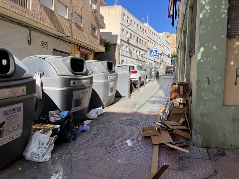 Denuncian ante la Fiscalía Anticorrupción a ENTORNO URBANO (ACCIONA) y el Ayuntamiento de Almería por “quitar” operarios de limpieza de calles y utilizarlos en las obras de la Plaza San Pedro
