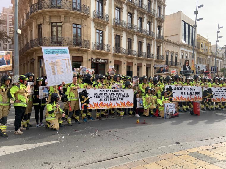 El PSOE de Almería denuncia que el engaño a los bomberos es un nuevo fraude electoral de la alcaldesa
