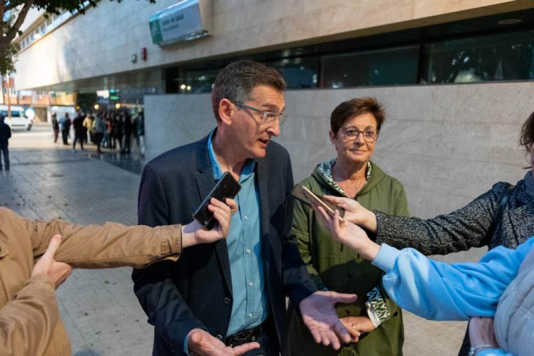 El PSOE denuncia colas de decenas de personas desde las 6 de la mañana en Nueva Andalucía para conseguir cita médica