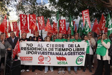 Los sindicatos protestan ante el atropello al personal de la Residencia de Tiempo Libre de Aguadulce tras el anuncio de su cierre