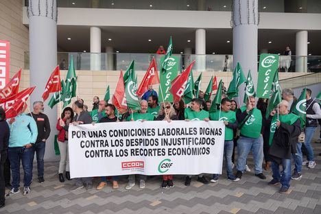 Más de un centenar de trabajadores de Ambulancias Quevedo se concentran para denunciar las irregularidades laborales de la empresa